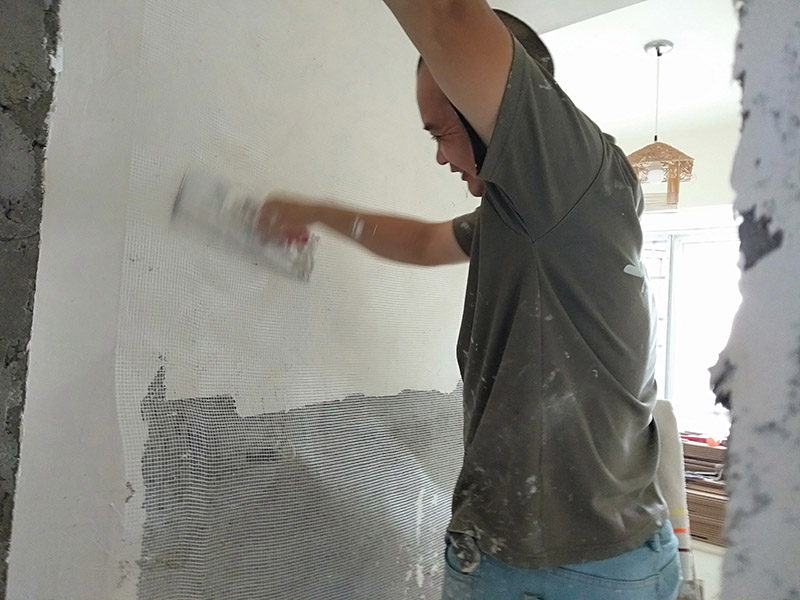 墻面掛網(wǎng)刮石膏找平：膩?zhàn)拥呐鷫^(guò)程有批、刮、碾等，批墻時(shí)各位只要注意兩點(diǎn)就可以了。一是批墻一次不要批的太厚，而是應(yīng)該一層一層很細(xì)膩的往上批。這樣批出的墻面不易起殼、脫落。二是要平整，其實(shí)這也是批墻的主要目的之一。檢查批墻效果最好是在晚上，用日光燈，或者是白色的節(jié)能燈，對(duì)著墻面照，檢查是否平整，不平的地方再手動(dòng)打磨。批墻的手勢(shì)也有很多種這是直線(xiàn)的刮法。墻面的處理程序是先刷膠水一遍，批膩?zhàn)佣饺榇蚰?，然后找平。之后是刷油漆，刷配套底漆一遍，面漆二遍。墻面處理大體完成。