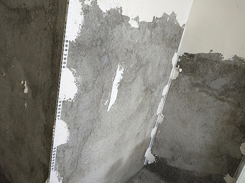 墻面掛網(wǎng)刮石膏找平：膩?zhàn)拥呐鷫^(guò)程有批、刮、碾等，批墻時(shí)各位只要注意兩點(diǎn)就可以了。一是批墻一次不要批的太厚，而是應(yīng)該一層一層很細(xì)膩的往上批。這樣批出的墻面不易起殼、脫落。二是要平整，其實(shí)這也是批墻的主要目的之一。檢查批墻效果最好是在晚上，用日光燈，或者是白色的節(jié)能燈，對(duì)著墻面照，檢查是否平整，不平的地方再手動(dòng)打磨。批墻的手勢(shì)也有很多種這是直線(xiàn)的刮法。墻面的處理程序是先刷膠水一遍，批膩?zhàn)佣饺榇蚰?，然后找平。之后是刷油漆，刷配套底漆一遍，面漆二遍。墻面處理大體完成。