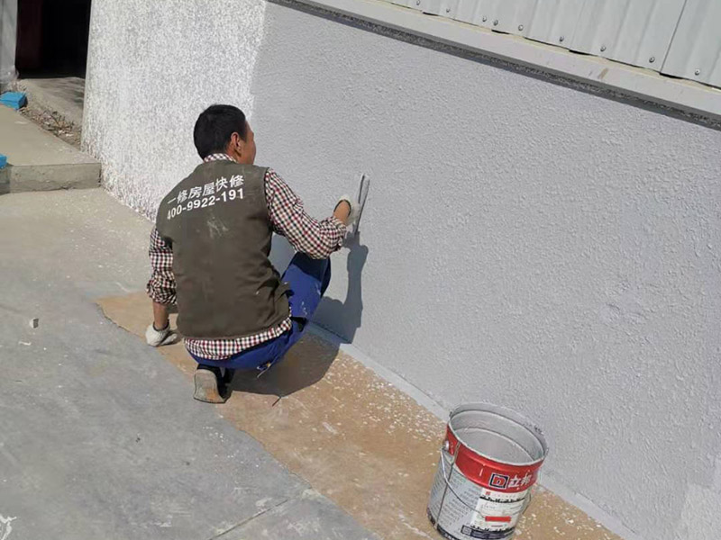 外墻墻裙彈刷涂料:基層清理一澆水濕潤(rùn)一吊垂直、套方、找規(guī)矩、抹灰餅一抹水泥踢腳或墻裙&mdash;做護(hù)角抹水泥窗臺(tái)&mdash;墻面充筋&mdash;抹底灰&mdash;修補(bǔ)預(yù)留孔洞、電箱槽、盒等&mdash;抹罩面灰 1、粉刷施工前注意天氣情況,避免在雨雪來(lái)臨前作業(yè)。2、需要鏟墻皮的墻體,處理好墻壁基層表面,舊墻面必須徹底除去霉斑、油污、浮灰及松脫的涂層,孔漏應(yīng)及時(shí)修補(bǔ),并用粗砂紙打磨平整。3、粉刷時(shí)應(yīng)掌握由上而下、一筆套一筆、豎刷的原則,也可由左至右的橫刷,切勿漏筆。4、在刷石灰漿的過(guò)程中應(yīng)不斷攪拌石灰漿液,否則石灰漿會(huì)沉淀刷后墻面上會(huì)出現(xiàn)深淺不一的條紋。5、在新刷的紙筋灰墻上進(jìn)行粉刷裝飾,須等到外層石灰完全干燥后方可進(jìn)行,否則會(huì)使墻面上出現(xiàn)而影響美化的效果。