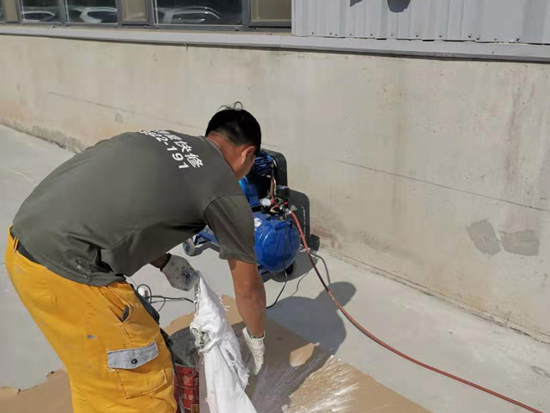 外墻墻裙彈刷涂料:基層清理一澆水濕潤(rùn)一吊垂直、套方、找規(guī)矩、抹灰餅一抹水泥踢腳或墻裙&mdash;做護(hù)角抹水泥窗臺(tái)&mdash;墻面充筋&mdash;抹底灰&mdash;修補(bǔ)預(yù)留孔洞、電箱槽、盒等&mdash;抹罩面灰 1、粉刷施工前注意天氣情況,避免在雨雪來(lái)臨前作業(yè)。2、需要鏟墻皮的墻體,處理好墻壁基層表面,舊墻面必須徹底除去霉斑、油污、浮灰及松脫的涂層,孔漏應(yīng)及時(shí)修補(bǔ),并用粗砂紙打磨平整。3、粉刷時(shí)應(yīng)掌握由上而下、一筆套一筆、豎刷的原則,也可由左至右的橫刷,切勿漏筆。4、在刷石灰漿的過(guò)程中應(yīng)不斷攪拌石灰漿液,否則石灰漿會(huì)沉淀刷后墻面上會(huì)出現(xiàn)深淺不一的條紋。5、在新刷的紙筋灰墻上進(jìn)行粉刷裝飾,須等到外層石灰完全干燥后方可進(jìn)行,否則會(huì)使墻面上出現(xiàn)而影響美化的效果。