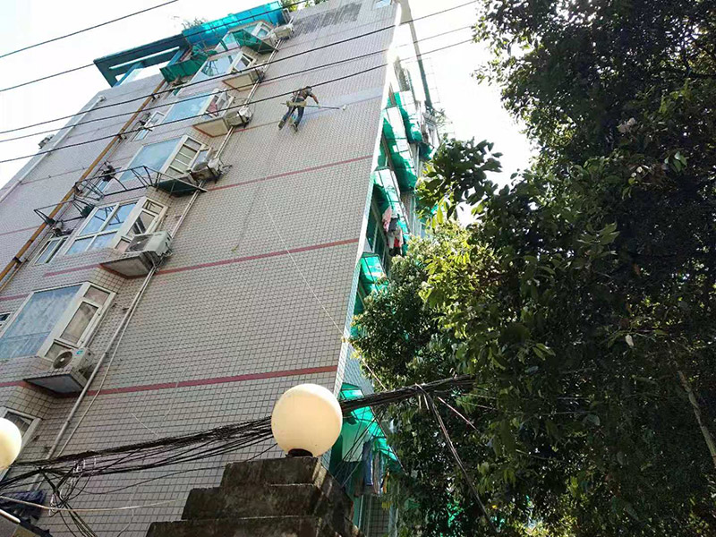 高空外墻防水施工:將局部開(kāi)裂、起鼓的外墻涂料層鑿開(kāi)至墻面基層,將窗框與墻體的結(jié)合處開(kāi)裂的涂層揭開(kāi),并將所有鑿開(kāi)和脫落的墻面用軟質(zhì)刷子清掃干凈,保證其中不存在任何塵土、水泥渣等松散顆粒及松動(dòng)的涂料塊.用JS防水涂料對(duì)墻面進(jìn)行整體涂刷,要求涂刷多遍達(dá)到一定的厚度,以能發(fā)揮防水材料的最佳性能為準(zhǔn).使墻面顏色均勻,平整美觀.