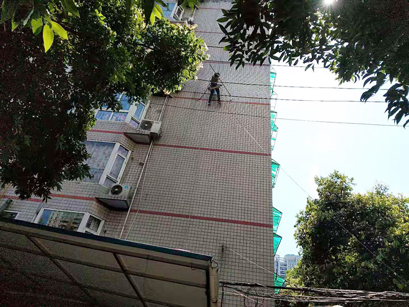 高空外墻防水施工:將局部開(kāi)裂、起鼓的外墻涂料層鑿開(kāi)至墻面基層,將窗框與墻體的結(jié)合處開(kāi)裂的涂層揭開(kāi),并將所有鑿開(kāi)和脫落的墻面用軟質(zhì)刷子清掃干凈,保證其中不存在任何塵土、水泥渣等松散顆粒及松動(dòng)的涂料塊.用JS防水涂料對(duì)墻面進(jìn)行整體涂刷,要求涂刷多遍達(dá)到一定的厚度,以能發(fā)揮防水材料的最佳性能為準(zhǔn).使墻面顏色均勻,平整美觀.