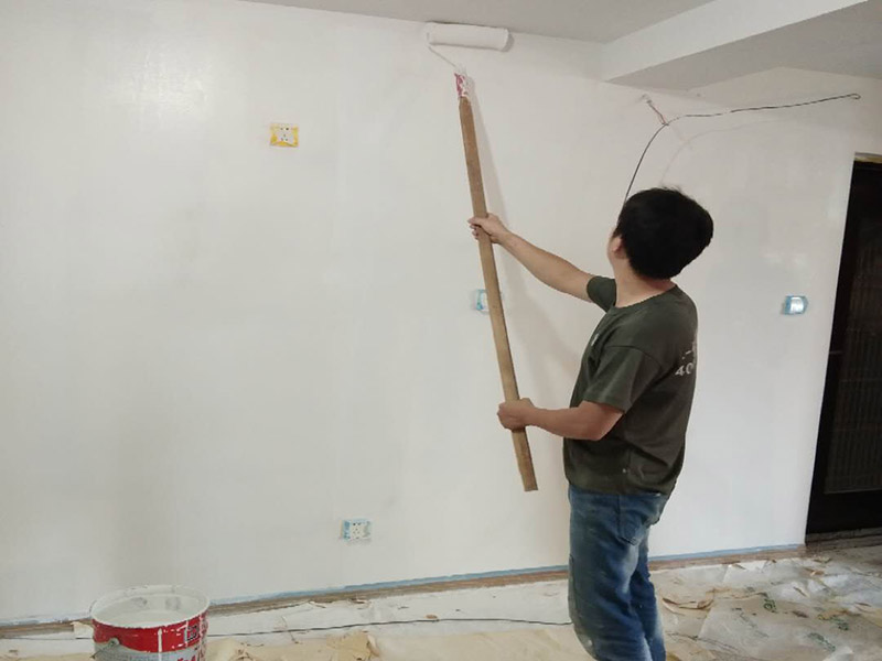 全屋整體裝修翻新：在墻面翻新前，需要先將舊漆面鏟除干凈，之后在進(jìn)行打磨，將墻面的浮沉雜物都清理干凈。如果墻面有凹凸不平的情況，要先用膩子修補(bǔ)，如果墻面出現(xiàn)空鼓的現(xiàn)象，也要將整面的墻皮進(jìn)行鏟除，才能做后續(xù)的處理。 膩子的處理重點有兩點注意事項，一是在刮膩子之前，要把墻面的平整度用尺子測試好，如果有不平整的位置，就需要用膩子實行多次的修補(bǔ)，而在每一次刮完膩子之后，還需要用砂紙對墻面實行打磨，使得墻面更加的平整光滑。 油漆的涂刷是墻面翻新至關(guān)重要的一步。在涂刷時應(yīng)當(dāng)遵照一底兩面的原則，即刷1遍底漆，再刷2遍面漆，要留意的是，兩次涂刷的時間不可以太近，要確保前一遍的涂刷油漆已經(jīng)干了之后，才可以接著進(jìn)行下一遍的涂刷，這樣才能確保涂刷質(zhì)量。