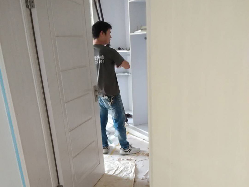 全屋整體裝修翻新：在墻面翻新前，需要先將舊漆面鏟除干凈，之后在進(jìn)行打磨，將墻面的浮沉雜物都清理干凈。如果墻面有凹凸不平的情況，要先用膩子修補(bǔ)，如果墻面出現(xiàn)空鼓的現(xiàn)象，也要將整面的墻皮進(jìn)行鏟除，才能做后續(xù)的處理。 膩子的處理重點有兩點注意事項，一是在刮膩子之前，要把墻面的平整度用尺子測試好，如果有不平整的位置，就需要用膩子實行多次的修補(bǔ)，而在每一次刮完膩子之后，還需要用砂紙對墻面實行打磨，使得墻面更加的平整光滑。 油漆的涂刷是墻面翻新至關(guān)重要的一步。在涂刷時應(yīng)當(dāng)遵照一底兩面的原則，即刷1遍底漆，再刷2遍面漆，要留意的是，兩次涂刷的時間不可以太近，要確保前一遍的涂刷油漆已經(jīng)干了之后，才可以接著進(jìn)行下一遍的涂刷，這樣才能確保涂刷質(zhì)量。