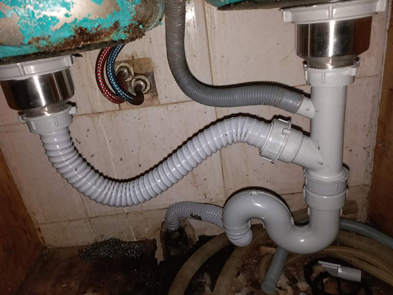 更換水槽下水管：先把水龍頭的套管直接套在2個軟管；然后軟管從下面穿過水龍頭的插孔，再把軟管的銅接頭插入水龍頭內，并且2個都要擰緊，擰的時候一定要小心用力，不要用蠻力，用巧勁?？汕f不要出現(xiàn)下面圖中所示的那樣斷掉了。