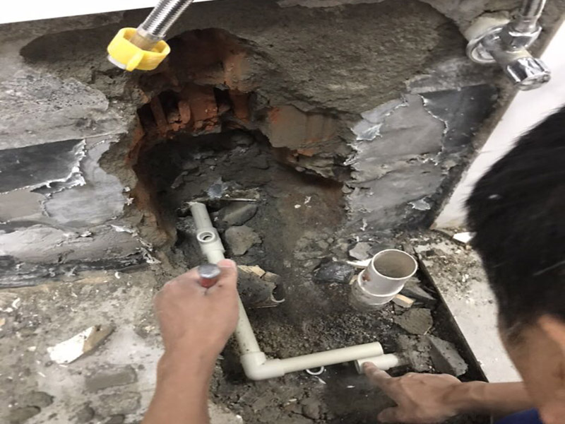 管道檢測(cè)更換維修：這個(gè)要取決于你的衛(wèi)生間是否帶有沉箱。如果帶有沉箱，所有的排水口的管都是鋪設(shè)在沉箱下面，在通過(guò)沉箱的排水管通道排水總管去的，那樣我們只需要在沉箱里面的管道進(jìn)行改動(dòng)即可； 如果是不帶沉箱，一種辦法就是不夠過(guò)排水管的位置進(jìn)行局部抬高，一種就是通過(guò)穿樓板將排水管放置在樓板下面進(jìn)行改動(dòng)鋪設(shè)，但是這個(gè)是要自建房或者別墅才能進(jìn)行，如果是商品房做不了，必須得抬高，一般商品房都是沉箱了的。