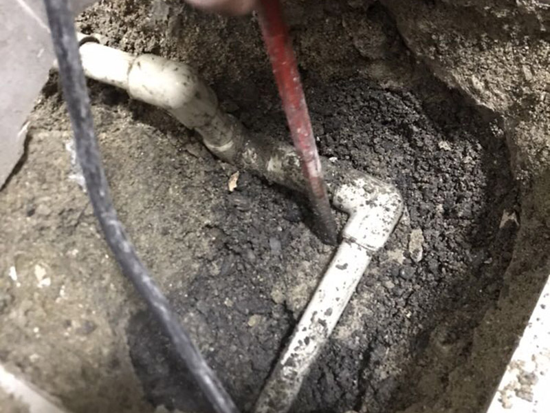 管道檢測(cè)更換維修：這個(gè)要取決于你的衛(wèi)生間是否帶有沉箱。如果帶有沉箱，所有的排水口的管都是鋪設(shè)在沉箱下面，在通過(guò)沉箱的排水管通道排水總管去的，那樣我們只需要在沉箱里面的管道進(jìn)行改動(dòng)即可； 如果是不帶沉箱，一種辦法就是不夠過(guò)排水管的位置進(jìn)行局部抬高，一種就是通過(guò)穿樓板將排水管放置在樓板下面進(jìn)行改動(dòng)鋪設(shè)，但是這個(gè)是要自建房或者別墅才能進(jìn)行，如果是商品房做不了，必須得抬高，一般商品房都是沉箱了的。