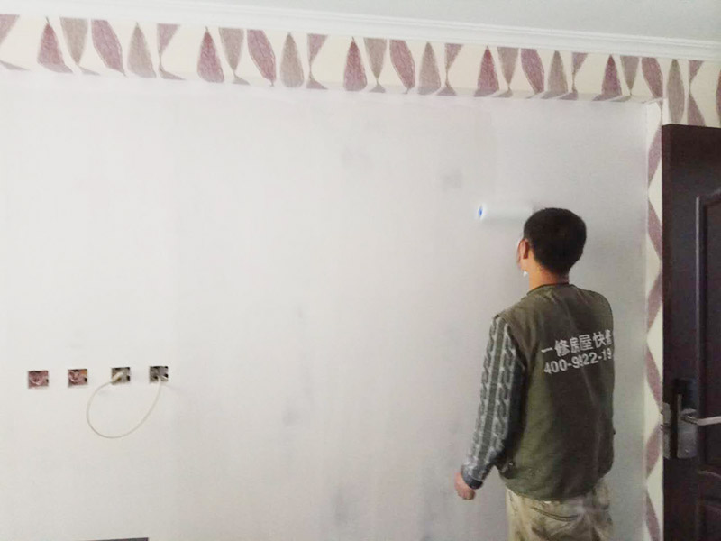 酒店墻面翻新：將房中小件物品搬移到柜子，儲物柜等不需要施工的位置，如樓梯間，衛(wèi)生間等，利用專業(yè)的遮蔽保護膜貼在地面，包裝家具，避免施工期間對家中的物品造成損害和污染。檢查墻面破損位置，如粉化，開裂，滲水，起皮現(xiàn)象嚴(yán)重的利用鏟刀直接全部鏟除至基層，局部破損現(xiàn)象不嚴(yán)重的位置直接用打磨機或者砂紙打磨即可。貼過墻紙的一定要完全清理掉墻紙內(nèi)的膠，因為膠水時間長了之后會產(chǎn)生化學(xué)反應(yīng)，會對膩子層有所影響，且易造成環(huán)保污染，揮發(fā)有害物質(zhì)。 墻面完全鏟除后，需用打磨機打磨墻面起到找平的作用，然后做防水界面劑施工，防水施工的目的是防止天氣潮濕或者樓頂漏水，陽臺滲水導(dǎo)致墻面乳膠漆掉皮，界面劑的作用是為了增強水泥基層的粘接力。 膩子是一種墻體抹灰找平材料，膩子的作用是為了使墻面平整，起找平的作用，增強底漆的附著力，且防水膩子還具有耐水的性能，可以保證乳膠漆施工后不會出現(xiàn)起皮，掉粉等現(xiàn)象，膩子施工后，一定要做精細打磨，保證膩子的細膩性。 面漆是墻漆系統(tǒng)中最后一位守關(guān)者，它能體現(xiàn)整個漆面的光澤，手感，因此面漆的好壞直接決定了整片漆膜的好壞。
