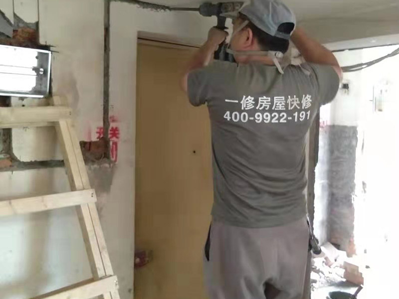 全屋線路規(guī)劃，水管開槽:水路管道檢查至關(guān)重要，這相關(guān)以后的水路安全隱患問題。我們通常用試壓的方法做管道檢查。試壓是管道檢查滲漏的方法之一，先用賭頭將所有內(nèi)絲賭死。用壓力表打壓(家裝一般12個(gè)壓)試水。打壓之后檢查所有管道所有接頭。第二種方法就是上了賭頭之后，打開水閘二天二夜，第三天檢查所有接頭。 水路管道安裝之后，用水泥沙子混合封好衛(wèi)生間所有線槽。等線槽和地面填渣干后，再次清洗地面與墻面，墻地面水份干了即可做防水，墻面防水最好作一米高。如果廚衛(wèi)墻背面有家具的墻面，必須做滿墻。起到家具防潮作用。地面須填渣的，必須做好防水后填渣。填渣10厘米以上的用水泥沙子干混填渣。做二次防水地面和墻面要一起做。