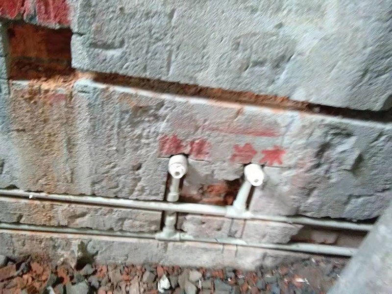 全屋線路規(guī)劃，水管開槽:水路管道檢查至關(guān)重要，這相關(guān)以后的水路安全隱患問題。我們通常用試壓的方法做管道檢查。試壓是管道檢查滲漏的方法之一，先用賭頭將所有內(nèi)絲賭死。用壓力表打壓(家裝一般12個(gè)壓)試水。打壓之后檢查所有管道所有接頭。第二種方法就是上了賭頭之后，打開水閘二天二夜，第三天檢查所有接頭。 水路管道安裝之后，用水泥沙子混合封好衛(wèi)生間所有線槽。等線槽和地面填渣干后，再次清洗地面與墻面，墻地面水份干了即可做防水，墻面防水最好作一米高。如果廚衛(wèi)墻背面有家具的墻面，必須做滿墻。起到家具防潮作用。地面須填渣的，必須做好防水后填渣。填渣10厘米以上的用水泥沙子干混填渣。做二次防水地面和墻面要一起做。