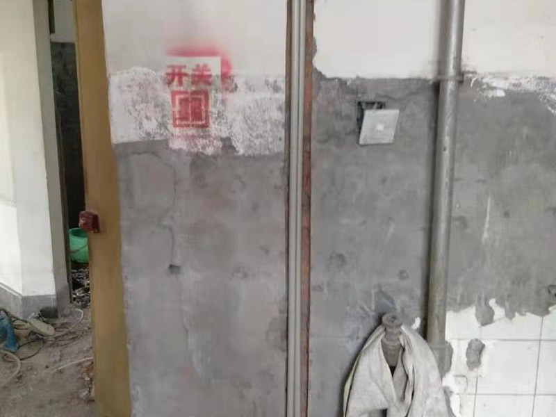 全屋線路規(guī)劃，水管開槽:水路管道檢查至關(guān)重要，這相關(guān)以后的水路安全隱患問題。我們通常用試壓的方法做管道檢查。試壓是管道檢查滲漏的方法之一，先用賭頭將所有內(nèi)絲賭死。用壓力表打壓(家裝一般12個(gè)壓)試水。打壓之后檢查所有管道所有接頭。第二種方法就是上了賭頭之后，打開水閘二天二夜，第三天檢查所有接頭。 水路管道安裝之后，用水泥沙子混合封好衛(wèi)生間所有線槽。等線槽和地面填渣干后，再次清洗地面與墻面，墻地面水份干了即可做防水，墻面防水最好作一米高。如果廚衛(wèi)墻背面有家具的墻面，必須做滿墻。起到家具防潮作用。地面須填渣的，必須做好防水后填渣。填渣10厘米以上的用水泥沙子干混填渣。做二次防水地面和墻面要一起做。