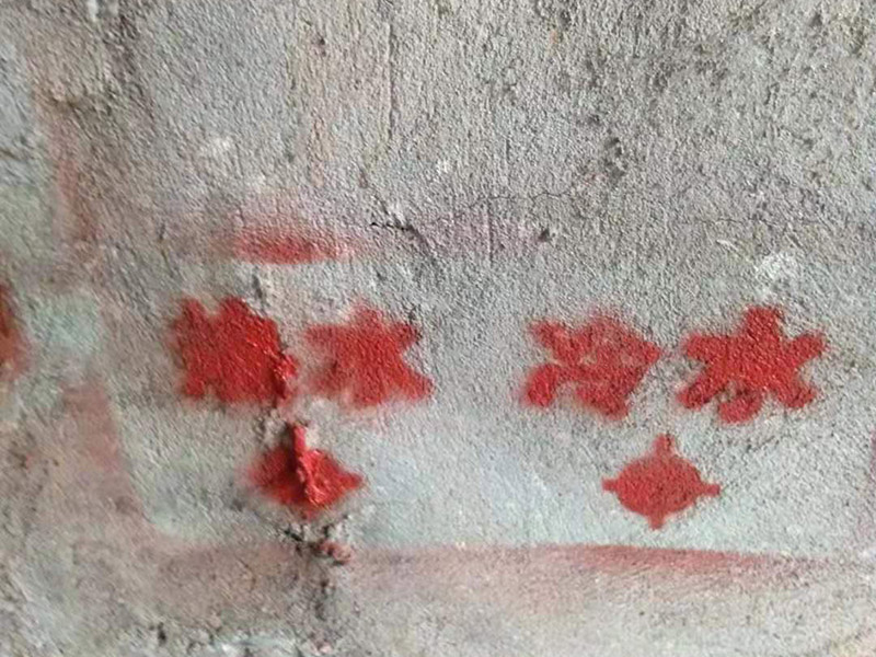 全屋線路規(guī)劃，水管開槽:水路管道檢查至關(guān)重要，這相關(guān)以后的水路安全隱患問題。我們通常用試壓的方法做管道檢查。試壓是管道檢查滲漏的方法之一，先用賭頭將所有內(nèi)絲賭死。用壓力表打壓(家裝一般12個(gè)壓)試水。打壓之后檢查所有管道所有接頭。第二種方法就是上了賭頭之后，打開水閘二天二夜，第三天檢查所有接頭。 水路管道安裝之后，用水泥沙子混合封好衛(wèi)生間所有線槽。等線槽和地面填渣干后，再次清洗地面與墻面，墻地面水份干了即可做防水，墻面防水最好作一米高。如果廚衛(wèi)墻背面有家具的墻面，必須做滿墻。起到家具防潮作用。地面須填渣的，必須做好防水后填渣。填渣10厘米以上的用水泥沙子干混填渣。做二次防水地面和墻面要一起做。