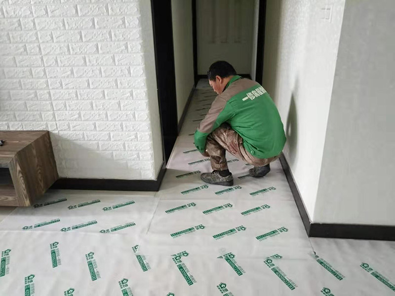 全屋地板家具保護：俗話說的好，做任何事情都要防患于未然，提早一步考慮周全，將問題的發(fā)生扼殺在搖籃里，這才是徹底解決麻煩的關鍵。 1、使用耐磨地板。耐磨地板是在地板生產過程中利用U型槽熱壓鋼模板以此壓制而成，它利用光學原理設計了一條實木視覺線，營造出一種原木視覺效果，增強地板的耐磨性。 2、使用組合家具。在目前的家裝設計中，除了一些家電產品，需要單獨選購的已經越來越少，可以購買組合家具，在裝修完成后直接在房間里拼接組合，這樣既不會產生地板摩擦問題，也更加省事。