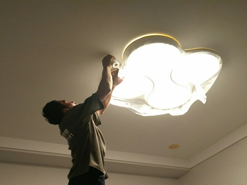 1、做好入戶門保護 各類裝修物料的進場、建筑裝修的清理都必須經(jīng)過入戶門。在對物品進行搬運時，難免會與入戶門發(fā)生磕碰及摩擦。因此，在進行成品保護時，我們首先要做好入戶門的保護。 建議，在裝修開工前知道家具家電進場，都應當使用成品保護膜將入戶門進行包裹。 2、做好水電改造期間的成品保護 水電改造是基礎裝修，水電裝修的質量好壞，直接決定著后期的施工和使用。因此，在進行水電改造時，同樣需要做好成品保護工作。水電改造完成后，應當對各種管線進行規(guī)范的固定，以防脫落;對露的線頭要進行包裹，以防發(fā)生觸電的危險;做好地面線管的固定和保護，防止被踩壞。同時，在搬運物料時，也不要破壞地面鋪設的管線。