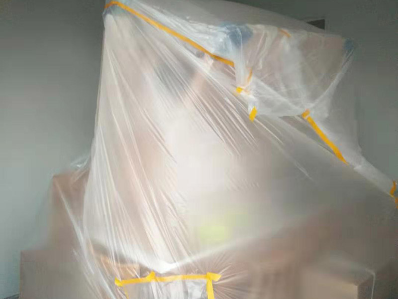 1、做好入戶門保護 各類裝修物料的進場、建筑裝修的清理都必須經(jīng)過入戶門。在對物品進行搬運時，難免會與入戶門發(fā)生磕碰及摩擦。因此，在進行成品保護時，我們首先要做好入戶門的保護。 建議，在裝修開工前知道家具家電進場，都應當使用成品保護膜將入戶門進行包裹。 2、做好水電改造期間的成品保護 水電改造是基礎裝修，水電裝修的質量好壞，直接決定著后期的施工和使用。因此，在進行水電改造時，同樣需要做好成品保護工作。水電改造完成后，應當對各種管線進行規(guī)范的固定，以防脫落;對露的線頭要進行包裹，以防發(fā)生觸電的危險;做好地面線管的固定和保護，防止被踩壞。同時，在搬運物料時，也不要破壞地面鋪設的管線。