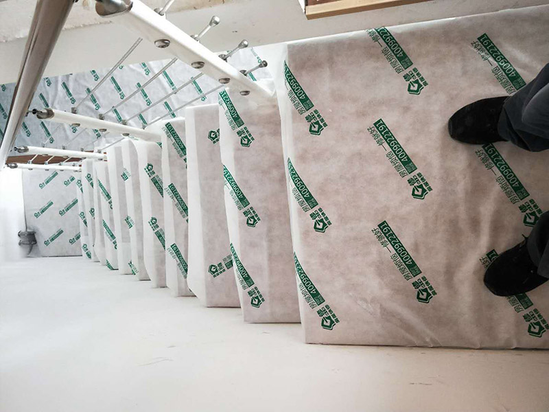 地板樓梯成品保護(hù)：樓地面按其構(gòu)造由面層、墊層和基層等部分組成。因此樓地面成品保護(hù)既保護(hù)地面又保護(hù)地面磚裝飾等。 樓梯臺(tái)階成品保護(hù)主要是保護(hù)臺(tái)階成品裝飾，如樓梯大理石、踢腳板等，當(dāng)然，也得保護(hù)樓梯基層砼等不損壞。 內(nèi)墻面成品保護(hù)主要是保護(hù)內(nèi)墻涂料，如膩?zhàn)?、乳膠漆等。