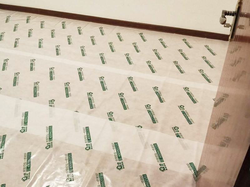 地板樓梯成品保護(hù)：樓地面按其構(gòu)造由面層、墊層和基層等部分組成。因此樓地面成品保護(hù)既保護(hù)地面又保護(hù)地面磚裝飾等。 樓梯臺(tái)階成品保護(hù)主要是保護(hù)臺(tái)階成品裝飾，如樓梯大理石、踢腳板等，當(dāng)然，也得保護(hù)樓梯基層砼等不損壞。 內(nèi)墻面成品保護(hù)主要是保護(hù)內(nèi)墻涂料，如膩?zhàn)印⑷槟z漆等。