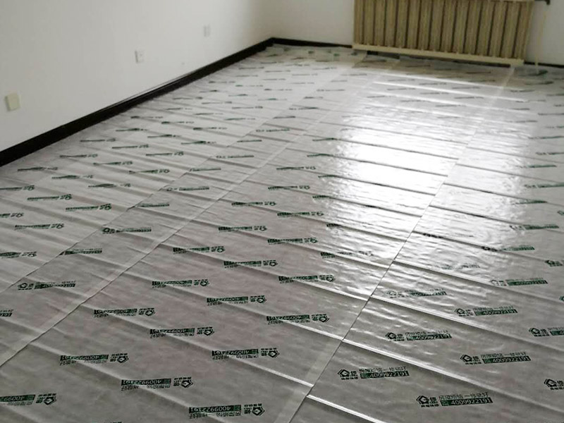 地板樓梯成品保護(hù)：樓地面按其構(gòu)造由面層、墊層和基層等部分組成。因此樓地面成品保護(hù)既保護(hù)地面又保護(hù)地面磚裝飾等。 樓梯臺(tái)階成品保護(hù)主要是保護(hù)臺(tái)階成品裝飾，如樓梯大理石、踢腳板等，當(dāng)然，也得保護(hù)樓梯基層砼等不損壞。 內(nèi)墻面成品保護(hù)主要是保護(hù)內(nèi)墻涂料，如膩?zhàn)?、乳膠漆等。