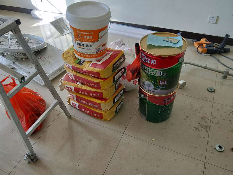 地面保護(hù)材料進(jìn)場：一、入戶門的保護(hù) 各種裝修物料的進(jìn)場以及各種建筑裝修垃圾的清理，都會經(jīng)過入戶門，這些物品在搬運(yùn)的過程中，與入戶門發(fā)生磕碰、摩擦的機(jī)率大大增加，所以，第一個需要做好成品保護(hù)的地方就是我們的入戶門。建議:在裝修開工前直到家具進(jìn)場期間，都需要對入戶門進(jìn)行保護(hù)!對于這一點(diǎn)，可以使用成品保護(hù)膜將門包裹。 二、瓷磚、地板的鋪貼保護(hù) --保護(hù)膜的貼法 瓷磚、地板的鋪裝，也屬于基礎(chǔ)裝修的部分，經(jīng)常發(fā)現(xiàn)瓷磚施工時和施工后都沒有做成品保護(hù)工作，具體的表現(xiàn)有:瓷磚邊鋪邊勾縫、在剛鋪的瓷磚、地板上堆放雜物、剛鋪的瓷磚就在上面走動踩踏、地面瓷磚、地板沒有使用成品保護(hù)膜覆蓋等，這些都會影響瓷磚的鋪貼效果，造成瓷磚的施工質(zhì)量問題。