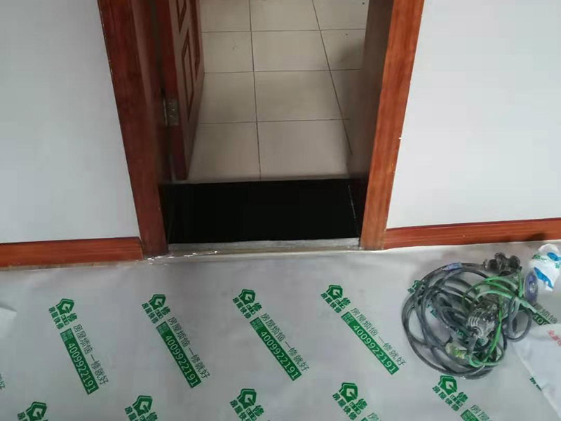 入戶門走廊保護:在裝修開工前直到家具進場期間，都需要對入戶門進行保護!對于這一點，可以使用成品保護膜將門包裹。 1、墻地面瓷磚，在鋪貼未干固的情況下，不要急于勾縫，以免人為的造成瓷磚松動、高低不平，影響施工效果。 2、地面瓷磚干固前，不要在上面走動、堆放雜物，以免造成瓷磚松動、高低不平。 3、地面瓷磚鋪貼完后，使用成品保護膜覆蓋磚面。 既可以防止裝修時的沙子磨傷地面，同時也能有效的防止油漆涂料等有色液體滴落磚面，造成地面污染。 如上所言，施工中裝修成品的保護是一個十分細致的活，現(xiàn)在只列出幾項相對重要的方面，以待補充。