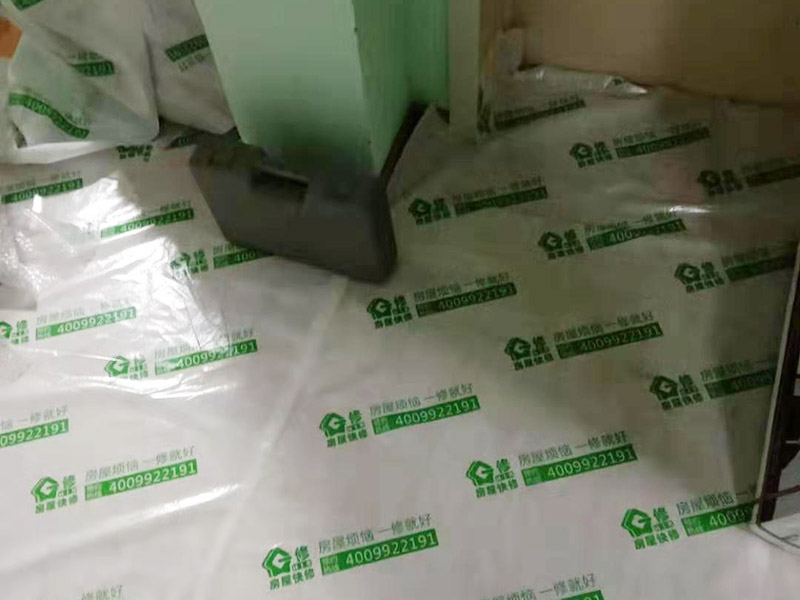 現(xiàn)場(chǎng)家具保護(hù):利用塑料薄膜將業(yè)主家的衣柜、榻榻米等家具，都做好了保護(hù)工作，避免膩?zhàn)佑推岬炔牧吓郊揖呱?，?duì)后期的衛(wèi)生清理帶來(lái)麻煩；主要是為了方便施工的，避免在批膩?zhàn)訒r(shí)，把膩?zhàn)优郊揖呱?，或者是在噴乳膠漆時(shí)，濺到家具上，這樣一來(lái)，后面在清理時(shí)就麻煩多了；