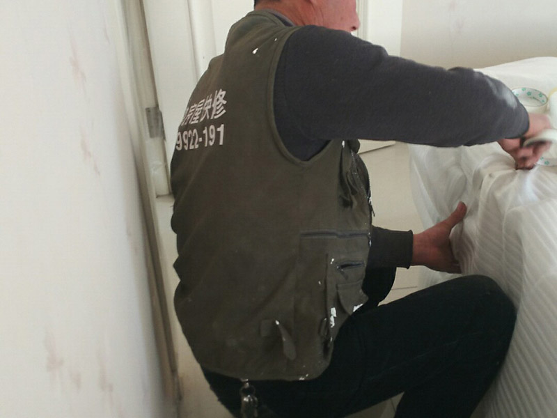 全屋家具保護(hù)案例：房屋整體裝修完成后再將家具進(jìn)行定制安裝，所以在安裝過程中可能會對已經(jīng)裝修好的工程造成些許損壞，這個時候就需要注意對家中的地面、墻面、門窗等進(jìn)行保護(hù)，以免造成不要的損壞。水管電線是在房屋裝修時就已經(jīng)改造好了，在定制家具的安裝過程中要注意盡量不要改動墻面的水管電線，因為如果改造不好就會造成家里用水用電不便，甚至可能會引起事故。