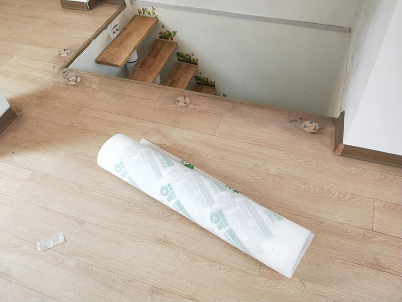全屋家具保護(hù)案例：房屋整體裝修完成后再將家具進(jìn)行定制安裝，所以在安裝過程中可能會對已經(jīng)裝修好的工程造成些許損壞，這個時候就需要注意對家中的地面、墻面、門窗等進(jìn)行保護(hù)，以免造成不要的損壞。水管電線是在房屋裝修時就已經(jīng)改造好了，在定制家具的安裝過程中要注意盡量不要改動墻面的水管電線，因為如果改造不好就會造成家里用水用電不便，甚至可能會引起事故。