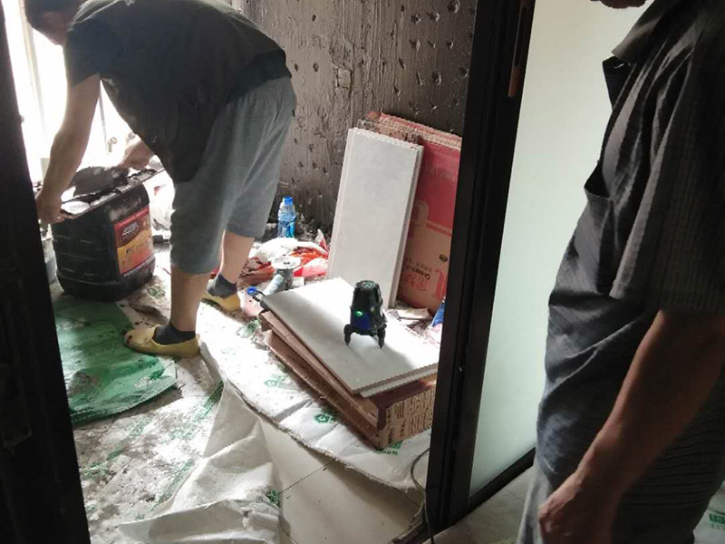 廚房改造維修：拆除。不管是新房舊房，可能都會(huì)面臨拆除的問題。如果是舊房改造，就需要首先拆除墻面和地面原有的瓷磚，拆除吊頂，拆除原有的廚具、燈具等;如果是新房想改變?cè)瓉韽N房的格局，也會(huì)首先面臨拆墻的任務(wù)。 二、水路、電路改造。大多數(shù)人都愿意將水路、電路做成暗管，因?yàn)楸容^美觀。水電路隱患工程，所以一定做到安全。三、墻面地面、抹灰找平。地面、墻面拆除后，水泥找平墻地面不平整的位置，這將有利于下一步做防水。四、做防水。水泥干透后，在墻面和地面刷涂防水涂料2到3遍，做24小時(shí)試水試驗(yàn)。