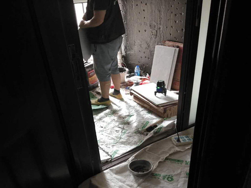 廚房改造維修：拆除。不管是新房舊房，可能都會(huì)面臨拆除的問題。如果是舊房改造，就需要首先拆除墻面和地面原有的瓷磚，拆除吊頂，拆除原有的廚具、燈具等;如果是新房想改變?cè)瓉韽N房的格局，也會(huì)首先面臨拆墻的任務(wù)。 二、水路、電路改造。大多數(shù)人都愿意將水路、電路做成暗管，因?yàn)楸容^美觀。水電路隱患工程，所以一定做到安全。三、墻面地面、抹灰找平。地面、墻面拆除后，水泥找平墻地面不平整的位置，這將有利于下一步做防水。四、做防水。水泥干透后，在墻面和地面刷涂防水涂料2到3遍，做24小時(shí)試水試驗(yàn)。