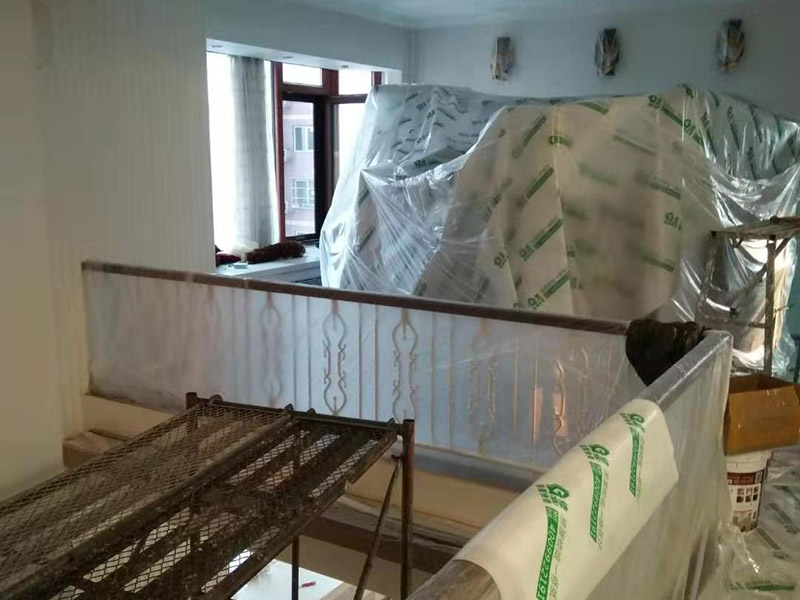 復(fù)式樓整體保護(hù)：各種裝修物料的進(jìn)場以及各種建筑裝修垃圾的清理，都會經(jīng)過入戶門，這些物品在搬運的過程中，難免會和入戶門發(fā)生磕碰，造成入戶門的磕碰劃傷，所以，第一個需要做好成品保護(hù)的地方就是入戶門。做法：在裝修開工前直到家具進(jìn)場期間，都需要對入戶門進(jìn)行保護(hù)！可以使用成品保護(hù)膜將門包裹。 地面瓷磚鋪貼完后，用成品保護(hù)膜覆蓋磚面，既可以防止裝修時的沙子磨傷地面，同時也能有效地防止油漆涂料等有色液體滴落磚面，造成地面污染。好處：1.平整美觀；2.不會有泥沙塵土進(jìn)入瓷磚；3.施工時不會刮花瓷磚；4.時間久了瓷磚依然干凈無塵。 在進(jìn)行木門、櫥柜、家具等的相關(guān)的安裝或組裝的過程中，成品保護(hù)主要體現(xiàn)在兩個方面：一是原有的墻面、地面裝飾的保護(hù)，盡量避免因為這些安裝工程對已裝的部分造成破壞；二是安裝的物品本身的保護(hù)，注意不要在安裝過程中造成磕碰、劃傷等損傷。好處：1.美觀；2.避免后期刮膩子滴到柜子上；3.避免后期安裝碰到，導(dǎo)致油漆脫落和刮痕；4.防塵。