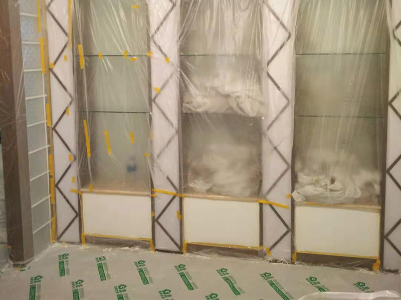 復(fù)式樓整體保護(hù)：各種裝修物料的進(jìn)場以及各種建筑裝修垃圾的清理，都會經(jīng)過入戶門，這些物品在搬運的過程中，難免會和入戶門發(fā)生磕碰，造成入戶門的磕碰劃傷，所以，第一個需要做好成品保護(hù)的地方就是入戶門。做法：在裝修開工前直到家具進(jìn)場期間，都需要對入戶門進(jìn)行保護(hù)！可以使用成品保護(hù)膜將門包裹。 地面瓷磚鋪貼完后，用成品保護(hù)膜覆蓋磚面，既可以防止裝修時的沙子磨傷地面，同時也能有效地防止油漆涂料等有色液體滴落磚面，造成地面污染。好處：1.平整美觀；2.不會有泥沙塵土進(jìn)入瓷磚；3.施工時不會刮花瓷磚；4.時間久了瓷磚依然干凈無塵。 在進(jìn)行木門、櫥柜、家具等的相關(guān)的安裝或組裝的過程中，成品保護(hù)主要體現(xiàn)在兩個方面：一是原有的墻面、地面裝飾的保護(hù)，盡量避免因為這些安裝工程對已裝的部分造成破壞；二是安裝的物品本身的保護(hù)，注意不要在安裝過程中造成磕碰、劃傷等損傷。好處：1.美觀；2.避免后期刮膩子滴到柜子上；3.避免后期安裝碰到，導(dǎo)致油漆脫落和刮痕；4.防塵。