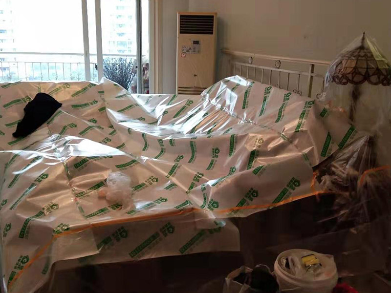 全屋家具成品保護：滿鋪成品瓦楞紙板，再用干凈彩條布滿鋪在普通石膏板上，在彩條布交接處及轉(zhuǎn)角處用膠帶固定，也可選用木芯板或三夾板。材料選用視上人、車情況而定。 所有成品飾面板在安裝好后必須用PE保護膜覆蓋包起來，所有成品飾面板的陽角位必須用硬質(zhì)紙護角或泡沫棉進行保護性包裝，防止交被其他施工人員碰撞。 1、入戶門扇用公司統(tǒng)一的門貼進行全面包裹保護，用透明膠帶將保護膜粘貼牢固平整。 2、用標(biāo)準(zhǔn)保護膜將門框三面保護完整并固定牢固。 3、工程完工后拆除保護膜時如果有粘貼時的膠痕，應(yīng)用酒精或?qū)Ｓ玫那逦蹌┣宄z痕。