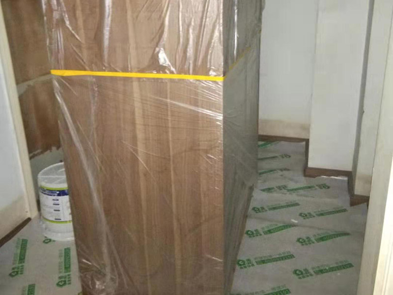 全屋家具成品保護：滿鋪成品瓦楞紙板，再用干凈彩條布滿鋪在普通石膏板上，在彩條布交接處及轉(zhuǎn)角處用膠帶固定，也可選用木芯板或三夾板。材料選用視上人、車情況而定。 所有成品飾面板在安裝好后必須用PE保護膜覆蓋包起來，所有成品飾面板的陽角位必須用硬質(zhì)紙護角或泡沫棉進行保護性包裝，防止交被其他施工人員碰撞。 1、入戶門扇用公司統(tǒng)一的門貼進行全面包裹保護，用透明膠帶將保護膜粘貼牢固平整。 2、用標(biāo)準(zhǔn)保護膜將門框三面保護完整并固定牢固。 3、工程完工后拆除保護膜時如果有粘貼時的膠痕，應(yīng)用酒精或?qū)Ｓ玫那逦蹌┣宄z痕。