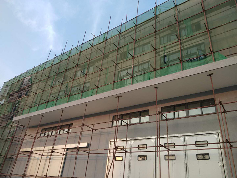 廠房外墻裝修：抹灰前基層表面的塵土，污垢，油漬等清zhi除干凈，并撒水濕潤。當(dāng)抹灰總厚度&ge;35mm時(shí)，采取加強(qiáng)措施。不同材料基體交接處表面的抹灰，應(yīng)采取防止開裂的加強(qiáng)措施。外墻抹灰工程施工前先安裝鋼木門窗框、護(hù)欄等，并應(yīng)將墻上的施工孔洞堵塞密實(shí)。室內(nèi)墻面，柱子面和門洞口的陰陽角應(yīng)做法應(yīng)符合設(shè)計(jì)要求。設(shè)計(jì)無要求時(shí)，采用1:2水泥砂漿做暗護(hù)角，其高度不低于2m，每側(cè)寬度不小于50mm。