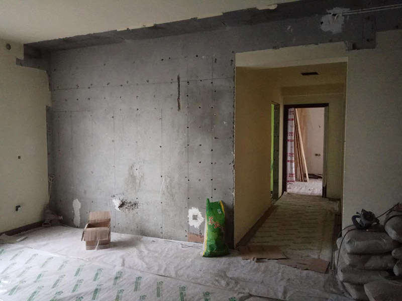 客廳墻面鏟除維修：在進(jìn)行客廳老墻面的翻新處理的時(shí)候要注意將老墻面的原有裝修和裝飾都一并的清除。如果老墻面是裝修了一兩年的，則可以只使用鋼刷和砂紙打磨墻面，讓墻面變得干凈平整之后開始新的乳膠漆粉刷工作，如果是裝修時(shí)間很長磨損很嚴(yán)重的老墻面，則需要用鏟子將墻面的原有裝修都鏟除，之后再刷上膩?zhàn)娱_始新的粉刷工作。老墻面的水泥層都有可能存在損壞嚴(yán)重的情況，可以將損壞的墻面部分全部鏟除，之后再使用水泥進(jìn)行涂抹。這樣干凈齊整的墻面更有利于墻面的粉刷效果。在進(jìn)行乳膠漆的涂刷之前先要計(jì)算好所有墻面需要的乳膠漆量，一次配好，避免二次配方產(chǎn)生色差的問題，從而導(dǎo)致墻面顏色不一致影響效果。在進(jìn)行涂刷的時(shí)候也要從上到下順著一個(gè)方向進(jìn)行涂刷。