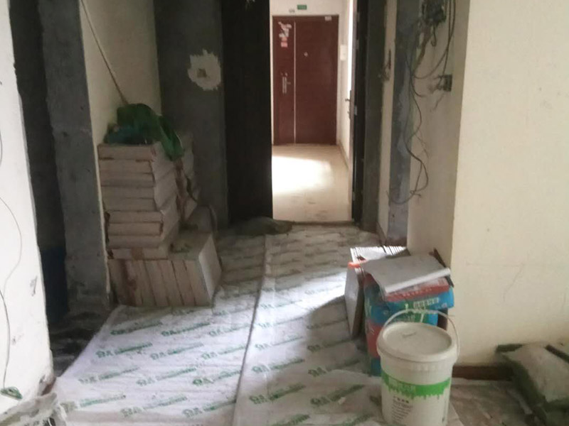 客廳墻面鏟除維修：在進(jìn)行客廳老墻面的翻新處理的時(shí)候要注意將老墻面的原有裝修和裝飾都一并的清除。如果老墻面是裝修了一兩年的，則可以只使用鋼刷和砂紙打磨墻面，讓墻面變得干凈平整之后開始新的乳膠漆粉刷工作，如果是裝修時(shí)間很長磨損很嚴(yán)重的老墻面，則需要用鏟子將墻面的原有裝修都鏟除，之后再刷上膩?zhàn)娱_始新的粉刷工作。老墻面的水泥層都有可能存在損壞嚴(yán)重的情況，可以將損壞的墻面部分全部鏟除，之后再使用水泥進(jìn)行涂抹。這樣干凈齊整的墻面更有利于墻面的粉刷效果。在進(jìn)行乳膠漆的涂刷之前先要計(jì)算好所有墻面需要的乳膠漆量，一次配好，避免二次配方產(chǎn)生色差的問題，從而導(dǎo)致墻面顏色不一致影響效果。在進(jìn)行涂刷的時(shí)候也要從上到下順著一個(gè)方向進(jìn)行涂刷。