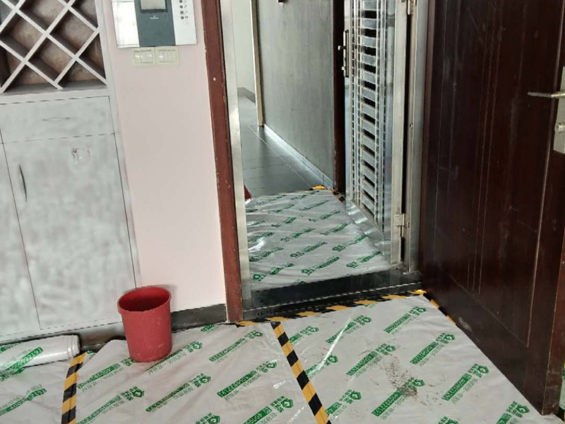 家具翻新地板保護(hù)：家具是比較容易折舊的，特別是一些上了油漆的家具，在用了很長(zhǎng)的時(shí)間以后就會(huì)出現(xiàn)退色或者是漆面掉皮的現(xiàn)象，家具的體積一般都比較大，而且家具的價(jià)格也很高，導(dǎo)致了舊家具的更換有很多的困難。 1.混油飾面工藝做法：先用粗砂紙打磨掉舊油漆，然后披刮原子灰，干透后用細(xì)砂紙打磨平整，刷底漆一遍，打磨，再刷面漆若干遍，再打磨，最后噴面漆一遍。 2.清油飾面工藝做法：先用粗砂紙打磨掉舊油漆，然后披刮原子灰，干透后用細(xì)砂紙打磨平整，色漆做搓色處理，打磨，刷底漆一遍，打磨，再刷面漆若干!