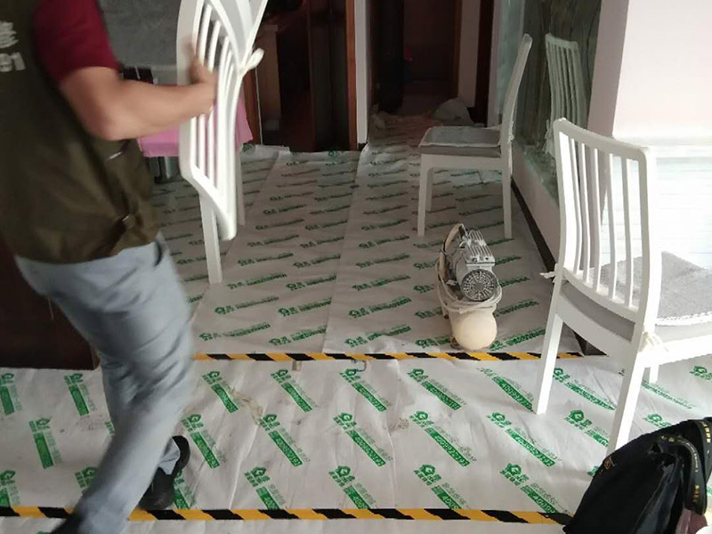 家具翻新地板保護(hù)：家具是比較容易折舊的，特別是一些上了油漆的家具，在用了很長(zhǎng)的時(shí)間以后就會(huì)出現(xiàn)退色或者是漆面掉皮的現(xiàn)象，家具的體積一般都比較大，而且家具的價(jià)格也很高，導(dǎo)致了舊家具的更換有很多的困難。 1.混油飾面工藝做法：先用粗砂紙打磨掉舊油漆，然后披刮原子灰，干透后用細(xì)砂紙打磨平整，刷底漆一遍，打磨，再刷面漆若干遍，再打磨，最后噴面漆一遍。 2.清油飾面工藝做法：先用粗砂紙打磨掉舊油漆，然后披刮原子灰，干透后用細(xì)砂紙打磨平整，色漆做搓色處理，打磨，刷底漆一遍，打磨，再刷面漆若干!