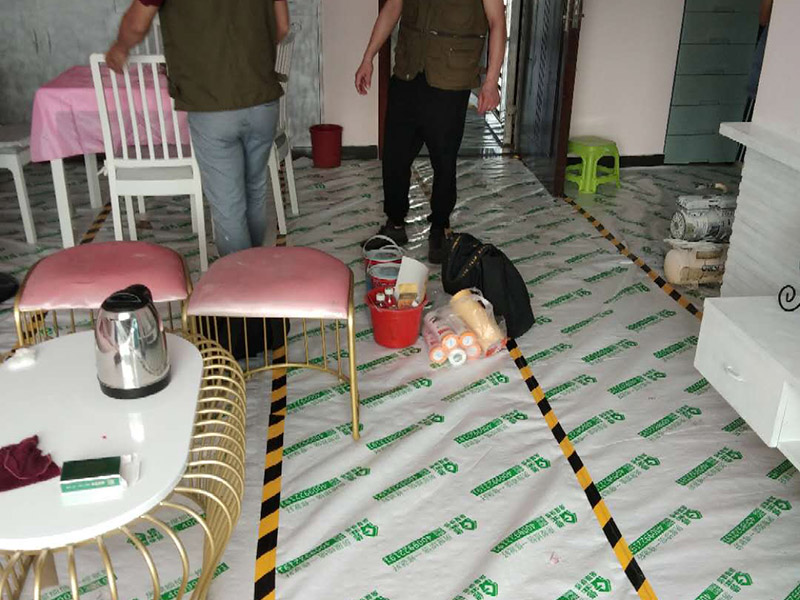 家具翻新地板保護(hù)：家具是比較容易折舊的，特別是一些上了油漆的家具，在用了很長(zhǎng)的時(shí)間以后就會(huì)出現(xiàn)退色或者是漆面掉皮的現(xiàn)象，家具的體積一般都比較大，而且家具的價(jià)格也很高，導(dǎo)致了舊家具的更換有很多的困難。 1.混油飾面工藝做法：先用粗砂紙打磨掉舊油漆，然后披刮原子灰，干透后用細(xì)砂紙打磨平整，刷底漆一遍，打磨，再刷面漆若干遍，再打磨，最后噴面漆一遍。 2.清油飾面工藝做法：先用粗砂紙打磨掉舊油漆，然后披刮原子灰，干透后用細(xì)砂紙打磨平整，色漆做搓色處理，打磨，刷底漆一遍，打磨，再刷面漆若干!