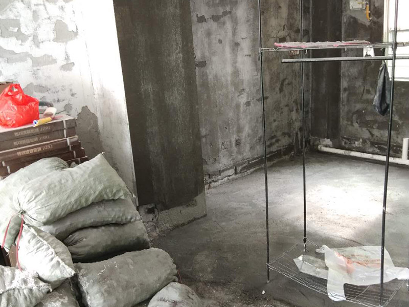 衛(wèi)生間防水找平:基面處理是衛(wèi)生間防水的基礎(chǔ)。首先要找平地面，并確保地面足夠平整、清潔。如果地面有縫隙、缺陷、不平等后期可能會(huì)造成漏水等問題，所以前期基面防水要做到萬無一失，才能保證后期的施工順利進(jìn)行。 鋪貼涂料 鋪貼涂料是衛(wèi)生間防水的重要條件，鋪防水涂料時(shí)要做到用力均勻，而且不能漏刷、缺刷。脫落、開裂等現(xiàn)象也是不能出現(xiàn)的，過于干燥的季節(jié)不適宜做防水。涂刷的厚度小于1毫米時(shí)鋪貼效果最好。 鋪保護(hù)層 鋪保護(hù)層是衛(wèi)生間防水的保證，做完最重要的鋪防水涂層當(dāng)然也不能忘了涂上表面防護(hù)涂料，對(duì)內(nèi)部的材料能起到一定的保護(hù)作用。鋪保護(hù)層與鋪防水涂料一樣要做到均勻、無裂痕、不脫落。