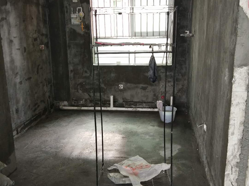 衛(wèi)生間防水找平:基面處理是衛(wèi)生間防水的基礎(chǔ)。首先要找平地面，并確保地面足夠平整、清潔。如果地面有縫隙、缺陷、不平等后期可能會(huì)造成漏水等問題，所以前期基面防水要做到萬無一失，才能保證后期的施工順利進(jìn)行。 鋪貼涂料 鋪貼涂料是衛(wèi)生間防水的重要條件，鋪防水涂料時(shí)要做到用力均勻，而且不能漏刷、缺刷。脫落、開裂等現(xiàn)象也是不能出現(xiàn)的，過于干燥的季節(jié)不適宜做防水。涂刷的厚度小于1毫米時(shí)鋪貼效果最好。 鋪保護(hù)層 鋪保護(hù)層是衛(wèi)生間防水的保證，做完最重要的鋪防水涂層當(dāng)然也不能忘了涂上表面防護(hù)涂料，對(duì)內(nèi)部的材料能起到一定的保護(hù)作用。鋪保護(hù)層與鋪防水涂料一樣要做到均勻、無裂痕、不脫落。