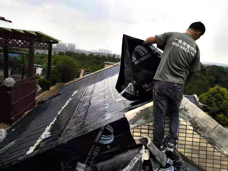 屋面防水卷材鋪貼:1.熱熔法：指采用加熱器熔化防水卷材底層的熱熔膠，實現(xiàn)卷材與基層粘結的方法稱為熱熔法。 2.冷粘法：指采用膠結材料直接實現(xiàn)防水卷材與基層粘結的方法稱為冷粘法。 3.自粘法：指采用帶有自粘膠的防水卷材，不需熱加工，也不需另涂膠結材料，而直接實現(xiàn)防水卷材與基層粘結的方法稱為自粘法。 4.熱瀝青法：指采用熱瀝青膠結材料直接實現(xiàn)防水卷材與基層粘結的方法稱為熱瀝青法。 屋面卷材按施工工藝不同可選用滿貼、條粘、點粘和空鋪等方法施工。鋪貼時應同時將卷材下面的空氣排出，卷材平整，粘結牢固，接縫處必須滿粘，接縫嚴密。