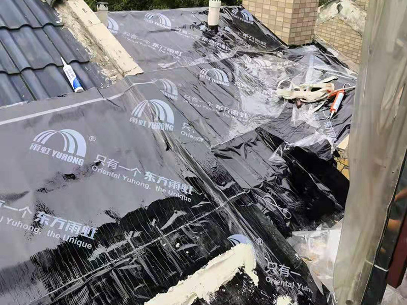 屋面防水卷材鋪貼:1.熱熔法：指采用加熱器熔化防水卷材底層的熱熔膠，實現(xiàn)卷材與基層粘結的方法稱為熱熔法。 2.冷粘法：指采用膠結材料直接實現(xiàn)防水卷材與基層粘結的方法稱為冷粘法。 3.自粘法：指采用帶有自粘膠的防水卷材，不需熱加工，也不需另涂膠結材料，而直接實現(xiàn)防水卷材與基層粘結的方法稱為自粘法。 4.熱瀝青法：指采用熱瀝青膠結材料直接實現(xiàn)防水卷材與基層粘結的方法稱為熱瀝青法。 屋面卷材按施工工藝不同可選用滿貼、條粘、點粘和空鋪等方法施工。鋪貼時應同時將卷材下面的空氣排出，卷材平整，粘結牢固，接縫處必須滿粘，接縫嚴密。