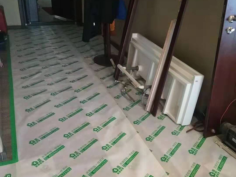 入戶現(xiàn)場地面保護(hù)：入戶門的保護(hù) 各種裝修物料的進(jìn)場以及各種建筑裝修的清理，都會(huì)經(jīng)過入戶門，這些物品在搬運(yùn)的過程中，與入戶門發(fā)生磕碰、摩擦的機(jī)率大大增加，所以，第一個(gè)需要做好成品保護(hù)的地方就是我們的入戶門。建議：在裝修開工前直到家具進(jìn)場期間，都需要對(duì)入戶門進(jìn)行保護(hù)！對(duì)于這一點(diǎn)，可以使用成品保護(hù)膜將門包裹。