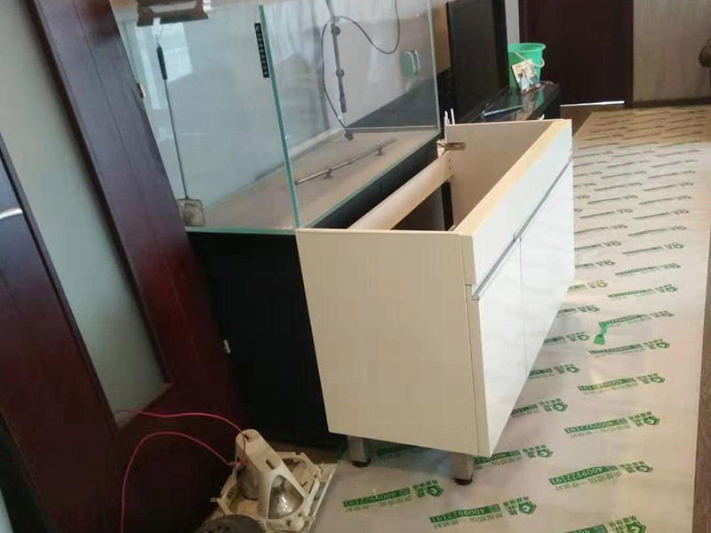 入戶現(xiàn)場地面保護(hù)：入戶門的保護(hù) 各種裝修物料的進(jìn)場以及各種建筑裝修的清理，都會(huì)經(jīng)過入戶門，這些物品在搬運(yùn)的過程中，與入戶門發(fā)生磕碰、摩擦的機(jī)率大大增加，所以，第一個(gè)需要做好成品保護(hù)的地方就是我們的入戶門。建議：在裝修開工前直到家具進(jìn)場期間，都需要對(duì)入戶門進(jìn)行保護(hù)！對(duì)于這一點(diǎn)，可以使用成品保護(hù)膜將門包裹。