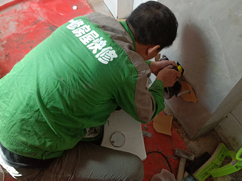 局部改造裝修:水、電路改造是舊房改造最復(fù)雜的。在所有的水路改造完成后，要做到管路合理、連接緊密、無跑冒滴漏、無違章拆移。電路的改造方面，如果舊房子使用的是鋁線，一定要拆掉，現(xiàn)代家庭電器很多，按照國家標(biāo)準(zhǔn)，裝修中必須使用2.5毫米銅線，而對(duì)于安裝空調(diào)等大功率電器的線路則應(yīng)單獨(dú)走一路4平方毫米的線路。在往墻中埋線時(shí)必須使用PVC絕緣管。