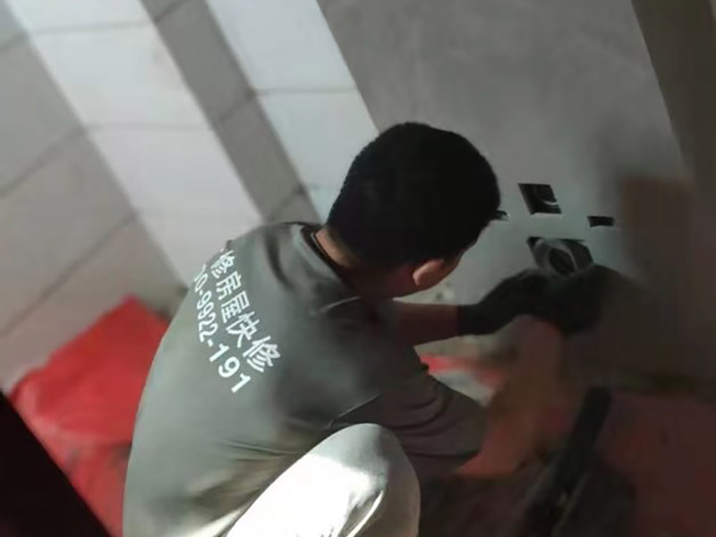 局部改造裝修:水、電路改造是舊房改造最復(fù)雜的。在所有的水路改造完成后，要做到管路合理、連接緊密、無跑冒滴漏、無違章拆移。電路的改造方面，如果舊房子使用的是鋁線，一定要拆掉，現(xiàn)代家庭電器很多，按照國家標(biāo)準(zhǔn)，裝修中必須使用2.5毫米銅線，而對(duì)于安裝空調(diào)等大功率電器的線路則應(yīng)單獨(dú)走一路4平方毫米的線路。在往墻中埋線時(shí)必須使用PVC絕緣管。