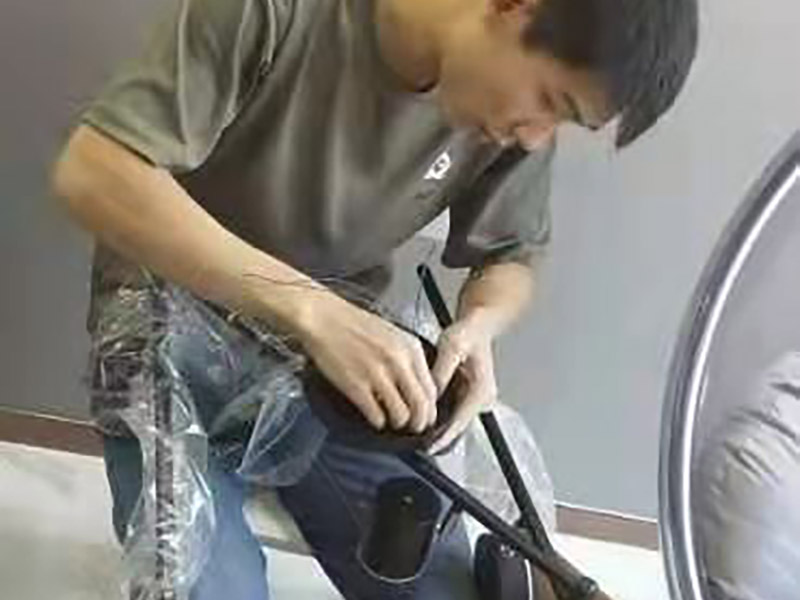 局部改造裝修:水、電路改造是舊房改造最復(fù)雜的。在所有的水路改造完成后，要做到管路合理、連接緊密、無跑冒滴漏、無違章拆移。電路的改造方面，如果舊房子使用的是鋁線，一定要拆掉，現(xiàn)代家庭電器很多，按照國家標(biāo)準(zhǔn)，裝修中必須使用2.5毫米銅線，而對(duì)于安裝空調(diào)等大功率電器的線路則應(yīng)單獨(dú)走一路4平方毫米的線路。在往墻中埋線時(shí)必須使用PVC絕緣管。