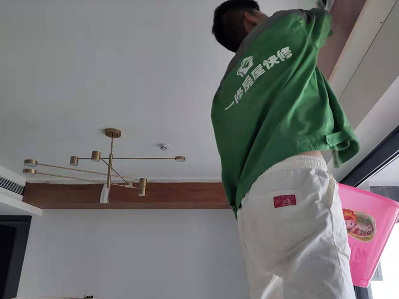 局部改造裝修:水、電路改造是舊房改造最復(fù)雜的。在所有的水路改造完成后，要做到管路合理、連接緊密、無跑冒滴漏、無違章拆移。電路的改造方面，如果舊房子使用的是鋁線，一定要拆掉，現(xiàn)代家庭電器很多，按照國家標(biāo)準(zhǔn)，裝修中必須使用2.5毫米銅線，而對(duì)于安裝空調(diào)等大功率電器的線路則應(yīng)單獨(dú)走一路4平方毫米的線路。在往墻中埋線時(shí)必須使用PVC絕緣管。