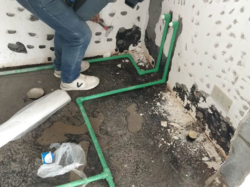 全屋裝修管道布線：第一步：材料進(jìn)場與檢驗，并核對水電階段的材料品牌規(guī)格。因為就水電改造而言，劣質(zhì)的水電材料會直接影響日常使用甚至可能危害到人身和財產(chǎn)的安全。 第二步：彈線定位標(biāo)記水管電線的位置，走向要求橫平豎直，然后就是開槽工作。開槽處主要是確定開槽路線，線路開槽可遵循下面三個原則：不破壞原有強(qiáng)電原則、不破壞防水原則，線路最短原則。通過用線的多少來確定PVC管的用料，同時也便于確定管槽的寬度。 第三步：水電布線，即"布管布線"，包括水管排布、電管布線與穿線。 第四步：水電驗收，如若有發(fā)現(xiàn)問題可做及時的修復(fù)處理，等到其他項目施工完畢，等發(fā)現(xiàn)問題再做修改就實屬不易。 第五步：封槽，水管安裝后一定要經(jīng)過注水水壓測試。一般使用水泥砂漿進(jìn)行封槽。封槽的高度不能高于所在平面。封槽一定要嚴(yán)實，否則日后造成空鼓現(xiàn)象。